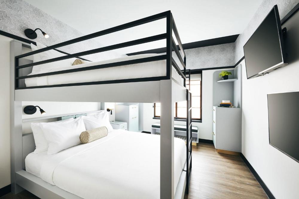 Guest room with 2 Queen bunk interior